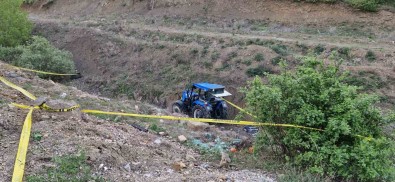 Dere Yatagina Devrilen Traktörün Sürücü Hayatini Kaybetti