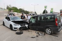Elazig'da Otomobil Ile Hafif Ticari Araç Kafa Kafaya Çarpisti Açiklamasi 1 Yarali