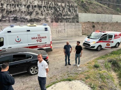 Erzincan'da Yoldan Çikan Otomobil Firat Nehrine Uçtu