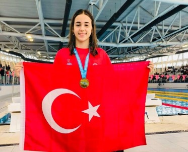 Sampiyon Yüzücü, Edirne'ye Altin Madalyayla Döndü