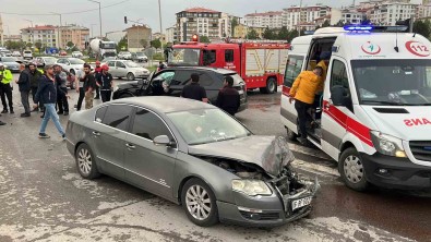 Sivas'ta 3 Araç Çarpisti Açiklamasi 3 Yarali