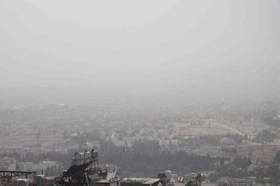 Türkiye'nin En Güneyinde Toz Bulutu Etkisini Hissettiriyor
