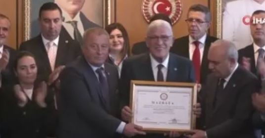 İYİ Parti Genel Başkanı Dervişoğlu mazbatasını aldı