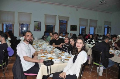 Onlarca Ögrenci Iftarda Bir Araya Geldi