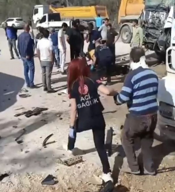 Bursa’da 2 hafriyat kamyonu kafa kafaya çarpıştı: 1'i ağır, 2 yaralı