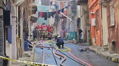 Beyoglu'nda Yanginda Can Pazari Açiklamasi Binalardan Alevler Yükseldi, Içeride Mahsur Kalanlar Oldu