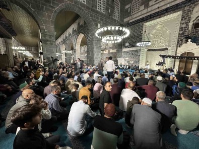 Diyarbakir'da Kadir Gecesi'nde Cami Cemaatine Kur'an-I Kerim Dagitildi