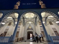 Izmir'de Kadir Gecesi Dualarla Idrak Edildi