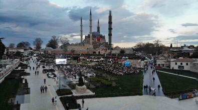 Selimiye Camii Gölgesinde 5 Bin Kisi Iftar Yapti