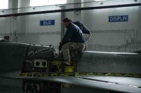 Hava Kuvvetlerinin 'Çelik Kanatlari'na Titizlikle Bakim Yapiliyor