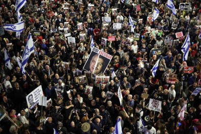 Israil'de 100 Bin Kisi Netanyahu Ve Hükümetini Istifaya Çagirdi