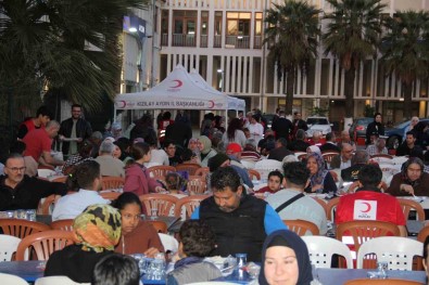 Kizilay Aydin'da Iftar Yemegi Verdi