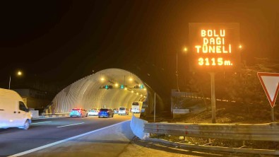 Otoyolda Gece Saatlerinde Tatilcilerin Yogunlugu Artti