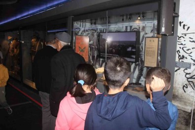 Çanakkale Savaslari Mobil Müze Tiri Karapinar'da Ziyaretçileriyle Bulustu