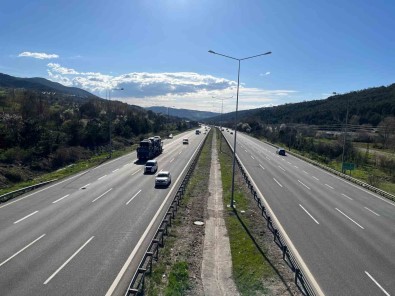 TEM Otoyolu'nun Bolu Geçisinde Trafik Akici Seyrediyor