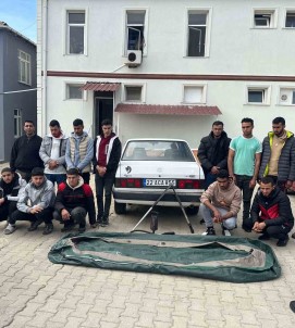 Yunanistan'a Bot Ile Geçmeye Çalisan 15 Düzensiz Göçmen Yakalandi