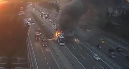 Ataşehir TEM Otoyolu'nda otobüs yangını