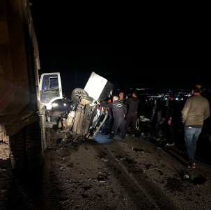 Hafriyat Kamyonunun Altina Giren Otomobil Hurdaya Döndü Açiklamasi 3 Yarali