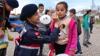 Jandarma Ekipleri Köydeki Çocuklara Bayram Sevincini Önceden Yasatti