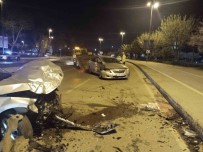 Maltepe'de Karsi Yönlerden Gelen 2 Otomobil Çarpisti