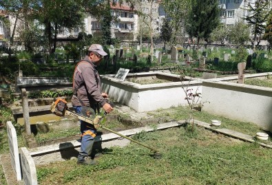 Sakarya'da Mezarliklar Bayrama Hazirlaniyor