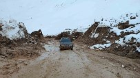 Yüksekova'da Heyelan Sonucu Kapan Köy Yolu Kontrollü Olarak Açildi Haberi