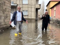 Yüksekova'da Saganak Yagista Evler Sular Altinda Kaldi