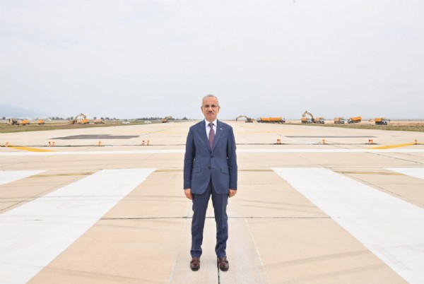 Hatay Havalimanı'nda uçuşlar yeniden başladı! Bakan Uraloğlu açıkladı: Hatay Havalimanı'na 3 bin metre uzunluğunda pist yapılıyor