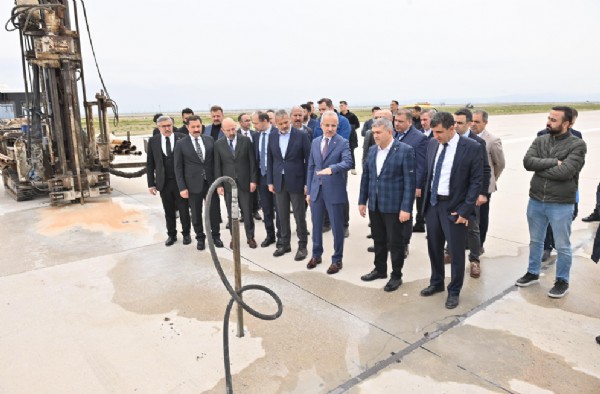 Hatay Havalimanı'nda uçuşlar yeniden başladı! Bakan Uraloğlu açıkladı: Hatay Havalimanı'na 3 bin metre uzunluğunda pist yapılıyor