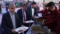 Baskan Önal, Son Iftar Yemeginde Vatandaslarla Birlikte Oruç Açti