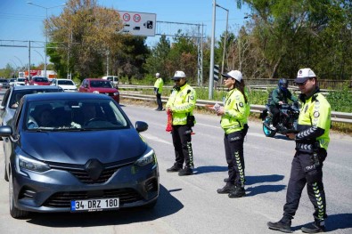 Edirne'de Trafik Polisleri Sürücülerin Bayramini Kutladi