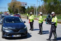 Edirne'de Trafik Polisleri Sürücülerin Bayramini Kutladi Haberi