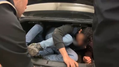 Kaçak Göçmenler Otomobilin Bagajinda Yakalandi