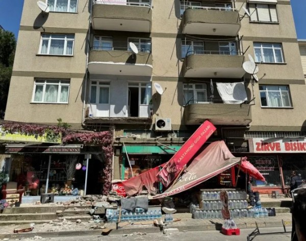 5 katlı binanın balkonu çöktü: Metrelerce yükseklikten yere çakıldı!