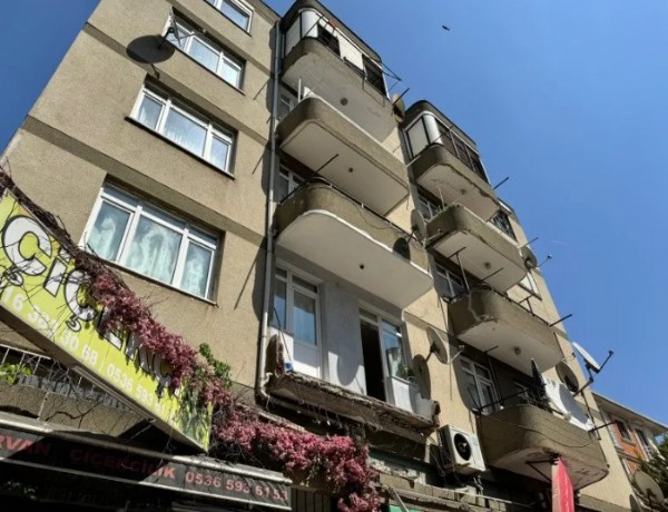 5 katlı binanın balkonu çöktü: Metrelerce yükseklikten yere çakıldı!