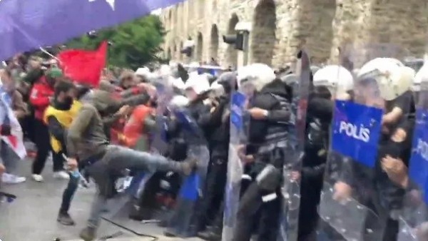 Polisimize saldırdılar! CHP, DEM, DİSK ve KESK Taksim’e yürümeye çalıştı