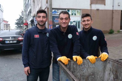 Belediye Baskani 1 Mayis'ta Çöp Kamyonunun Arkasinda Mesai Yapti