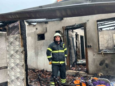 Burdur'da Çikan Yanginda Ev Ve Otomobil Kullanilamaz Hale Geldi