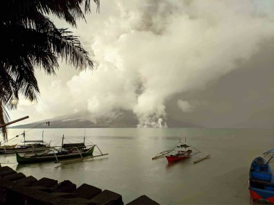 Endonezya'da Ruang Yanardagi Nedeniyle 12 Bin Kisi Tahliye Edildi