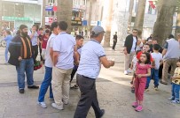 Gören Gözlerine Inanamadi, Hem Oynadi Hem Para Dagitti