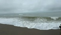 Karadeniz'de fırtına: Dalga boyu 2 metreye ulaştı