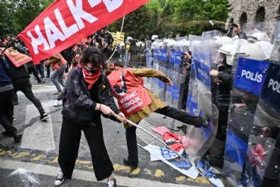 Polisimize saldırdılar! CHP, DEM, DİSK ve KESK Taksim’e yürümeye çalıştı Haberi