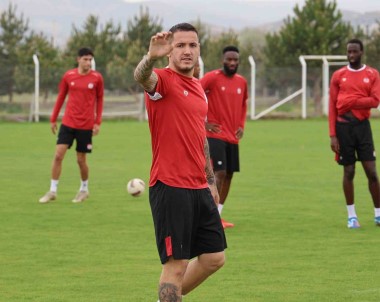 Sivasspor'da Rey Manaj Takimla Çalisti