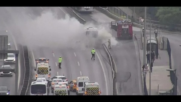 15 Temmuz Şehitler Köprüsü’nde faciadan dönüldü: Minibüs alev alev yandı!
