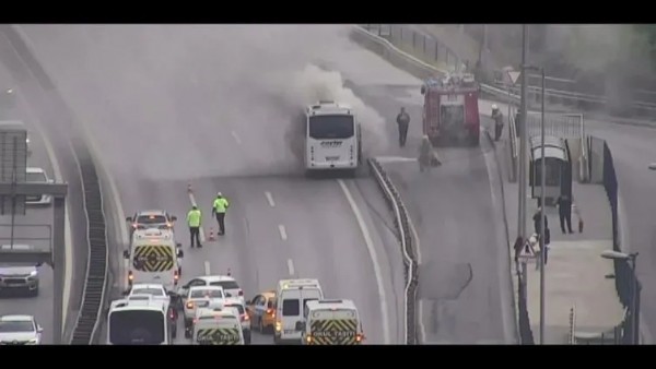 15 Temmuz Şehitler Köprüsü’nde faciadan dönüldü: Minibüs alev alev yandı!
