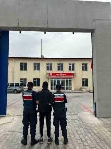 Afyonkarahisar'da Kaçak Sahis Yakalandi