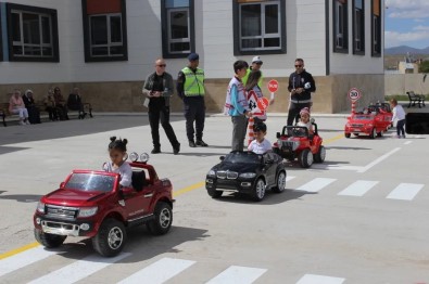 Demirözü'nde Karayolu Trafik Haftasi Çesitli Etkinliklerle Kutlandi