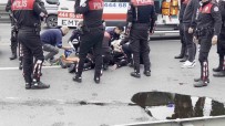 E-5 Karayolunda Motosikletli Polis Ile Ticari Taksi Çarpisti Açiklamasi 2 Polis Yaralandi