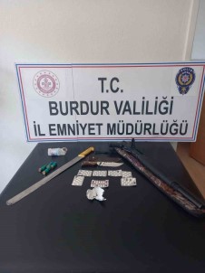 Kaçan Araçtan, Silah, Biçak Ve Uyusturucu Çikti Açiklamasi 25 Bin TL Para Cezasi Uygulandi