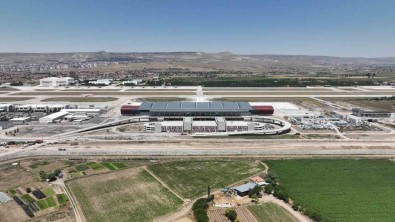 Nisan'da Kayseri Havalimani'nda 215 Bin 236 Yolcuya Hizmet Verildi